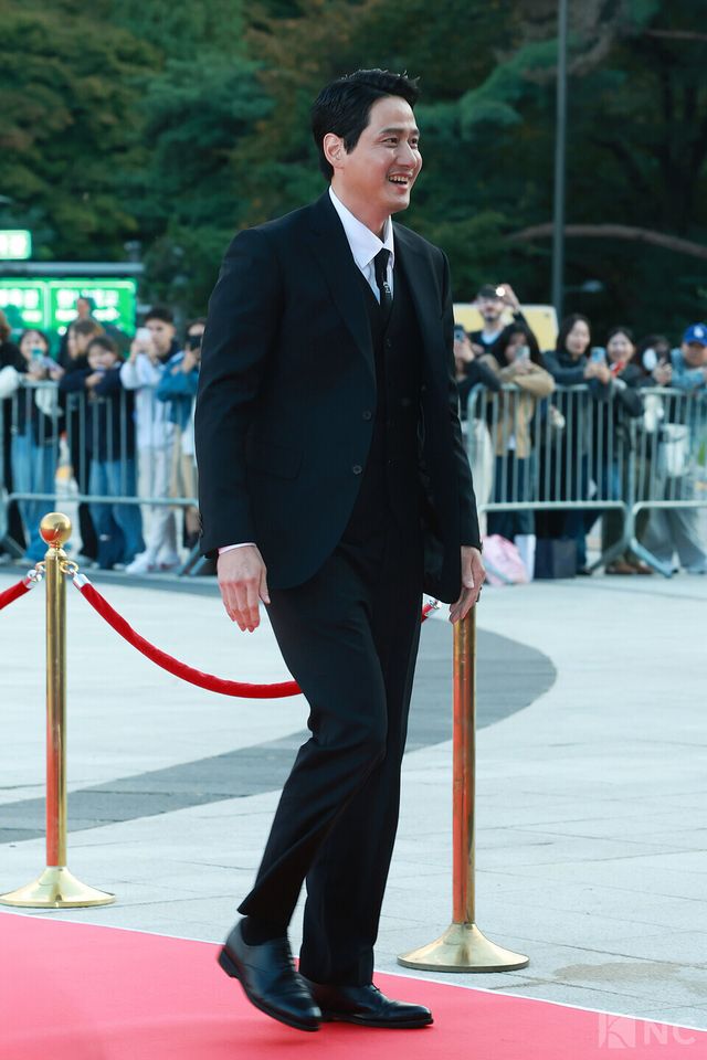 배우 박해준이 23일 오후 5시 서울 중구 국립극장 해오름극장에서 진행된 2025 대한민국 대중문화예술상 시상식에 앞서 레드카펫을 밟고 있다. 사진=김규빈 기자