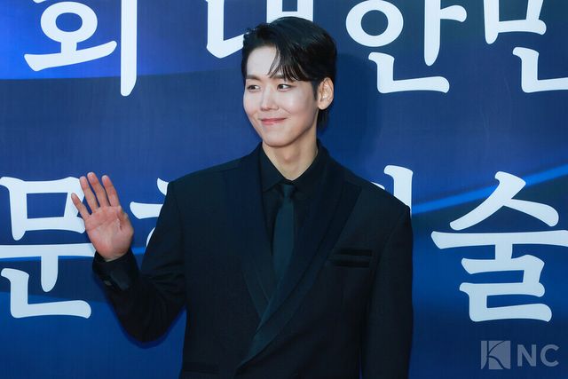 뮤지컬 배우 카이가 23일 오후 5시 서울 중구 국립극장 해오름극장에서 진행된 2025 대한민국 대중문화예술상 시상식에 앞서 레드카펫을 밟고 있다. 사진=김규빈 기자