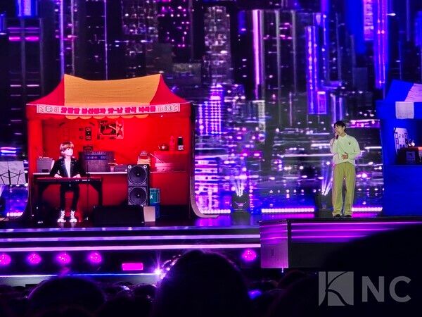 최근 서울 마포구 상암문화광장에서 열린 MBC '버추얼라이브 페스티벌 with 쿠팡플레이'(VLF) 공연은 버추얼 아티스트들의 K팝식 현실공감 음악들의 향연을 이뤘다. 사진은 버추얼밴드 '오프이퀄스' 호수와 가수 존박의 컬래버 무대.