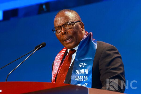 27일 서울 서초구 사랑의 교회 본당에서는 '2025 WEA 서울총회' 개막식이 열렸다.&nbsp;굿윌 샤나 WEA 의장이 메시지를 전하고 있다. 사진=김규빈 기자