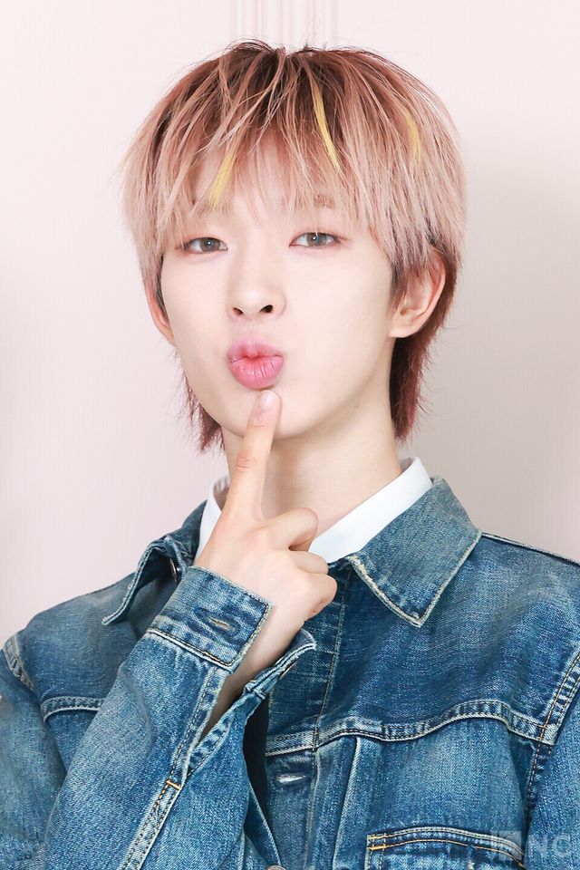 그룹 넥스지(NEXZ) 토모야가 23일 오후 3시 서울 성동구 모처에서 진행된 ‘비트복서(Beat-Boxer)’ 발매 기념 포토콜에서 포즈를 취하고 있다. 사진=김규빈 기자