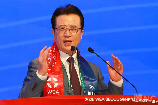 오정현 목사가 27일 서울 서초구 사랑의 교회 본당에서 열린 ‘2025 WEA 서울총회’ 개막식에 참석했다. 사진=김규빈 기자