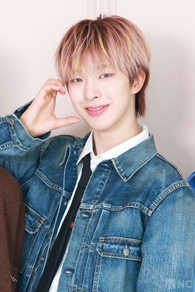 그룹 넥스지(NEXZ) 토모야가 23일 오후 3시 서울 성동구 모처에서 진행된 ‘비트복서(Beat-Boxer)’ 발매 기념 포토콜에서 포즈를 취하고 있다. 사진=김규빈 기자