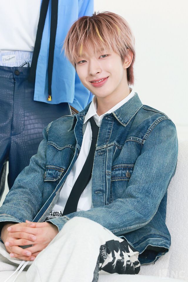 그룹 넥스지(NEXZ) 토모야가 23일 오후 3시 서울 성동구 모처에서 진행된 ‘비트복서(Beat-Boxer)’ 발매 기념 포토콜에서 포즈를 취하고 있다. 사진=김규빈 기자