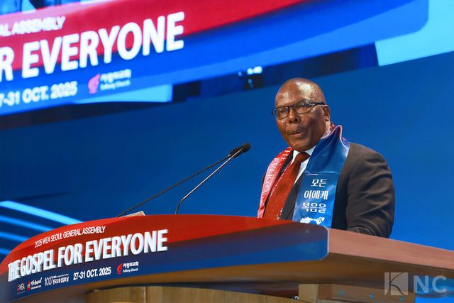 WEA 의장인 굿윌 샤나 목사가 27일 서울 서초구 사랑의 교회 본당에서 열린 ‘2025 WEA 서울총회’ 개막식에 참석했다. 사진=김규빈 기자