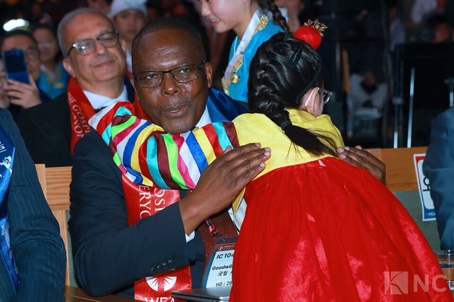 WEA 의장인 굿윌 샤나 목사가 27일 서울 서초구 사랑의 교회 본당에서 열린 ‘2025 WEA 서울총회’ 개막식에 참석했다. 사진=김규빈 기자