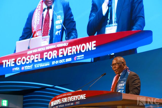 WEA 의장인 굿윌 샤나 목사가 27일 서울 서초구 사랑의 교회 본당에서 열린 ‘2025 WEA 서울총회’ 개막식에 참석했다. 사진=김규빈 기자