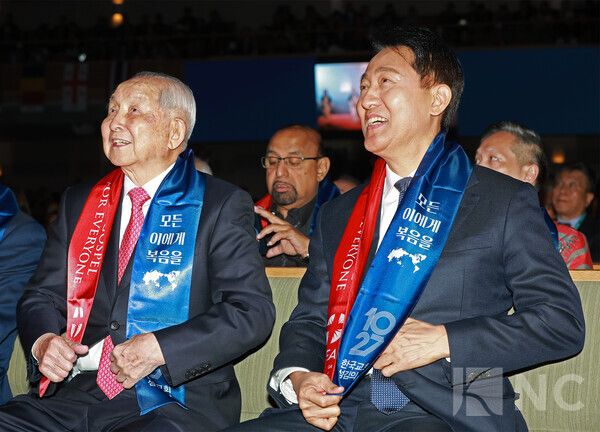 27일 서울 서초구 사랑의 교회 본당에서는 '2025 WEA 서울총회' 개막식이 열렸다.&nbsp;김장환 목사(극동방송 이사장), 오세훈 서울시장 등이 행사 외빈으로 참석하고 있다. 사진=김규빈 기자