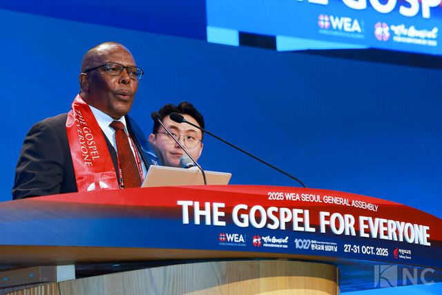 WEA 의장인 굿윌 샤나 목사가 27일 서울 서초구 사랑의 교회 본당에서 열린 ‘2025 WEA 서울총회’ 개막식에 참석했다. 사진=김규빈 기자
