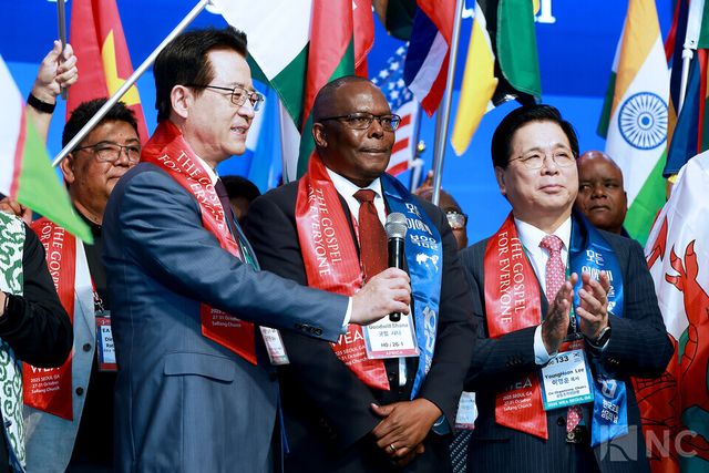 '2025 WEA 서울총회' 개막식이 27일 서울 서초구 사랑의 교회 본당에서 열렸다. 오정현 목사, 굿윌 샤나 WEA 의장, 이영훈 목사가 개막을 선언하고 있다. 사진=김규빈 기자