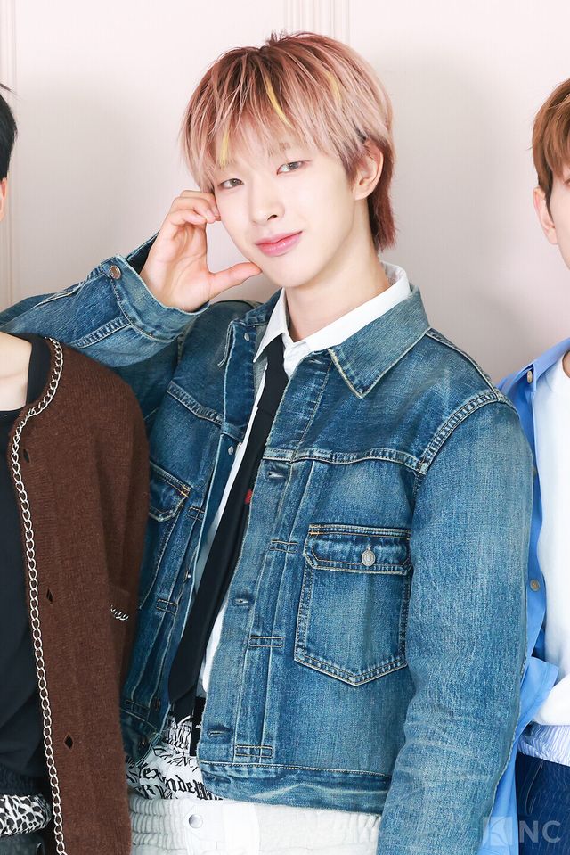 그룹 넥스지(NEXZ) 토모야가 23일 오후 3시 서울 성동구 모처에서 진행된 ‘비트복서(Beat-Boxer)’ 발매 기념 포토콜에서 포즈를 취하고 있다. 사진=김규빈 기자