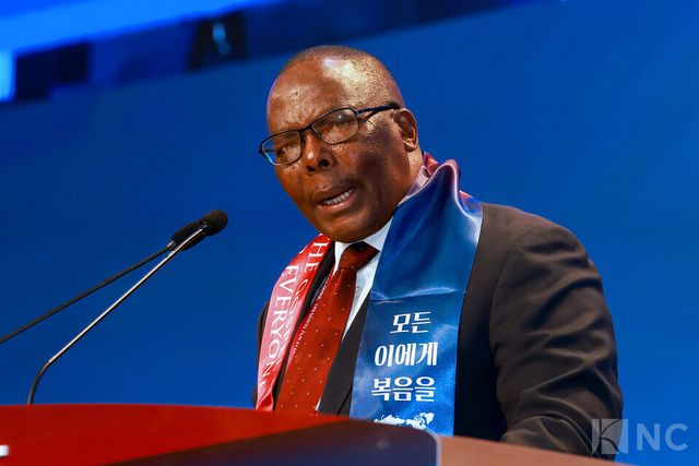 WEA 의장인 굿윌 샤나 목사가 27일 서울 서초구 사랑의 교회 본당에서 열린 ‘2025 WEA 서울총회’ 개막식에 참석했다. 사진=김규빈 기자