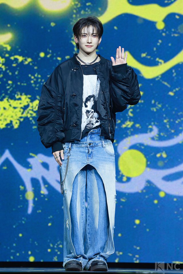 그룹 앤팀(&TEAM) 유마가 28일 오후 2시 서울 용산구 블루스퀘어 SOL트래블홀에서 진행된 한국 데뷔 앨범 ‘백 투 라이프(Back to Life)’ 발매 기념 쇼케이스에서 포즈를 취하고 있다. 사진=김규빈 기자