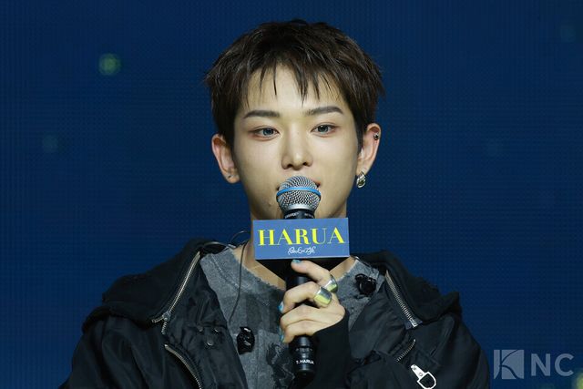 그룹 앤팀(&TEAM) 하루아가 28일 오후 2시 서울 용산구 블루스퀘어 SOL트래블홀에서 진행된 한국 데뷔 앨범 ‘백 투 라이프(Back to Life)’ 발매 기념 쇼케이스에서 소감을 말하고 있다. 사진=김규빈 기자