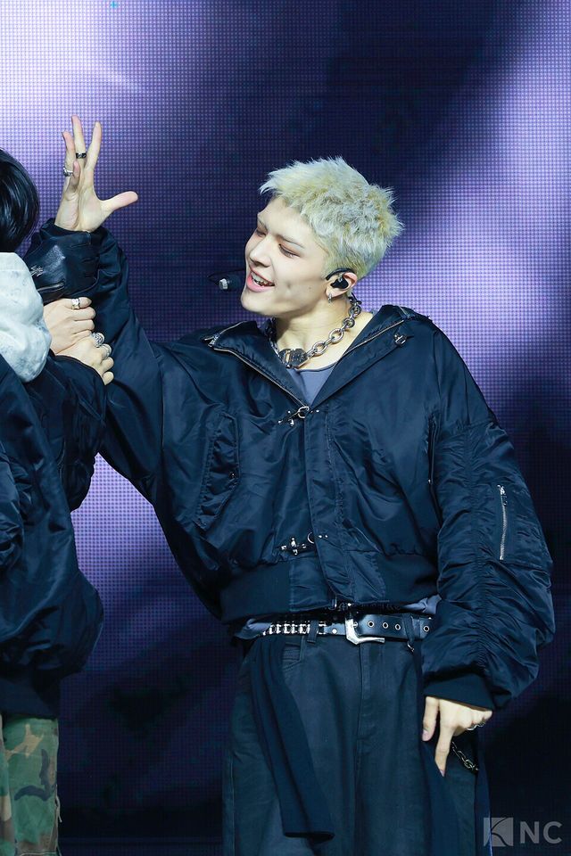 그룹 앤팀(&TEAM) 마키가 28일 오후 2시 서울 용산구 블루스퀘어 SOL트래블홀에서 진행된 한국 데뷔 앨범 ‘백 투 라이프(Back to Life)’ 발매 기념 쇼케이스에서 타이틀곡 무대를 선보이고 있다. 사진=김규빈 기자