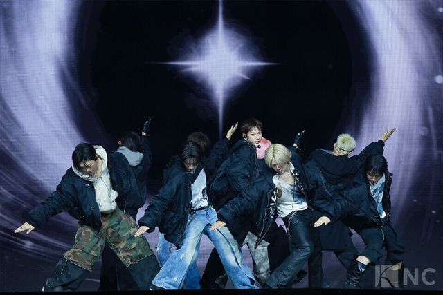 그룹 앤팀(&TEAM)이 28일 오후 2시 서울 용산구 블루스퀘어 SOL트래블홀에서 진행된 한국 데뷔 앨범 ‘백 투 라이프(Back to Life)’ 발매 기념 쇼케이스에서 타이틀곡 무대를 선보이고 있다. 사진=김규빈 기자