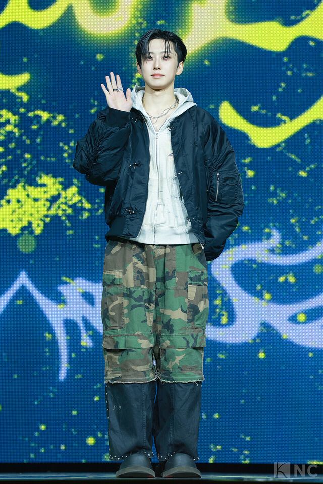 그룹 앤팀(&TEAM) 후마가 28일 오후 2시 서울 용산구 블루스퀘어 SOL트래블홀에서 진행된 한국 데뷔 앨범 ‘백 투 라이프(Back to Life)’ 발매 기념 쇼케이스에서 포즈를 취하고 있다. 사진=김규빈 기자