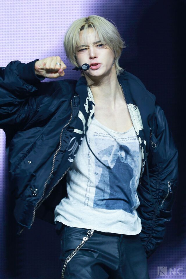 그룹 앤팀(&TEAM) 케이가 28일 오후 2시 서울 용산구 블루스퀘어 SOL트래블홀에서 진행된 한국 데뷔 앨범 ‘백 투 라이프(Back to Life)’ 발매 기념 쇼케이스에서 타이틀곡 무대를 선보이고 있다. 사진=김규빈 기자