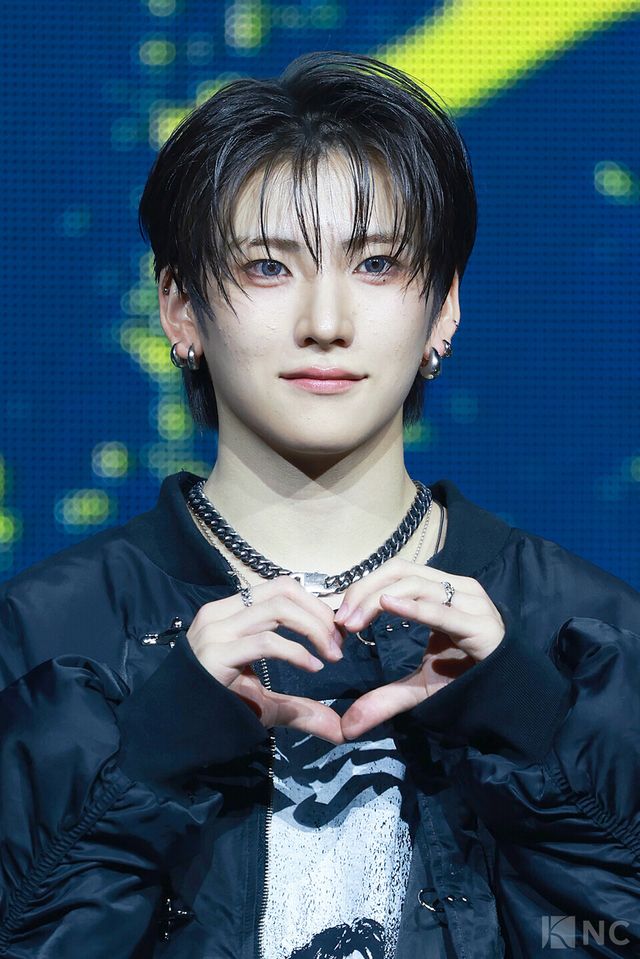 그룹 앤팀(&TEAM) 유마가 28일 오후 2시 서울 용산구 블루스퀘어 SOL트래블홀에서 진행된 한국 데뷔 앨범 ‘백 투 라이프(Back to Life)’ 발매 기념 쇼케이스에서 포즈를 취하고 있다. 사진=김규빈 기자