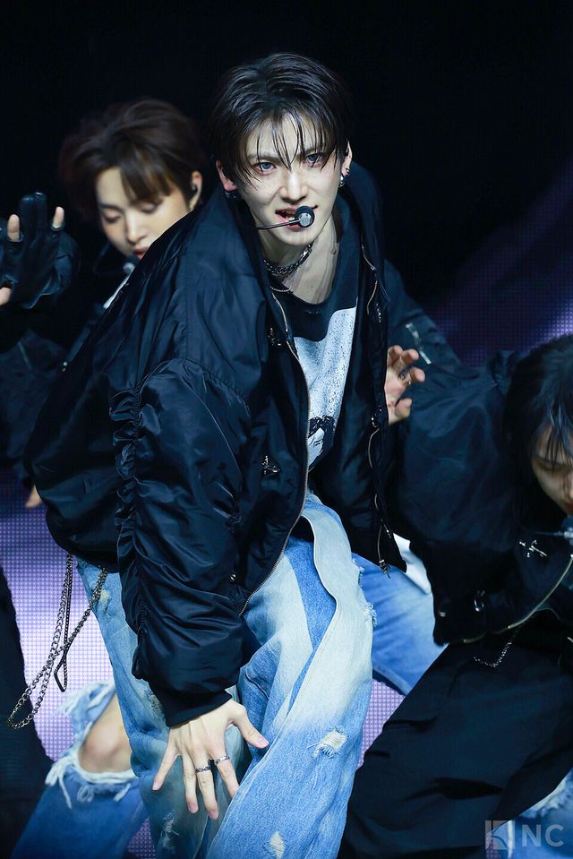 그룹 앤팀(&TEAM) 유마가 28일 오후 2시 서울 용산구 블루스퀘어 SOL트래블홀에서 진행된 한국 데뷔 앨범 ‘백 투 라이프(Back to Life)’ 발매 기념 쇼케이스에서 타이틀곡 무대를 선보이고 있다. 사진=김규빈 기자