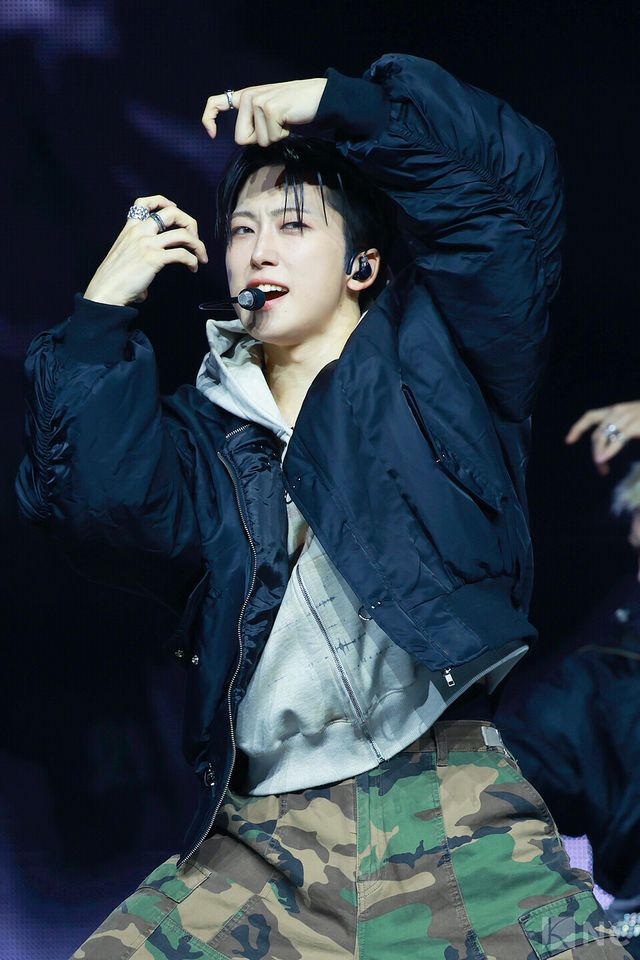 그룹 앤팀(&TEAM) 후마가 28일 오후 2시 서울 용산구 블루스퀘어 SOL트래블홀에서 진행된 한국 데뷔 앨범 ‘백 투 라이프(Back to Life)’ 발매 기념 쇼케이스에서 타이틀곡 무대를 선보이고 있다. 사진=김규빈 기자