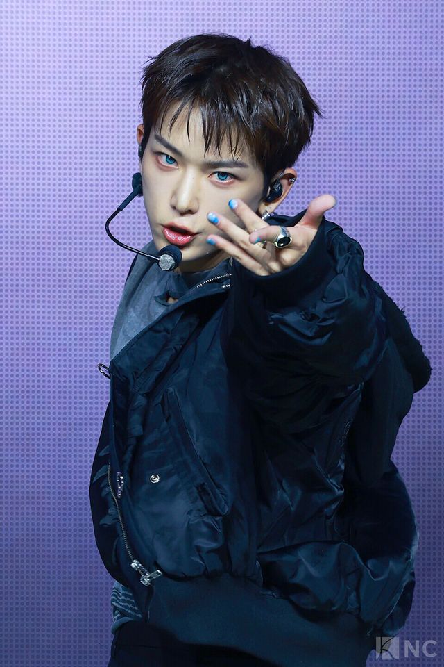 그룹 앤팀(&TEAM) 하루아가 28일 오후 2시 서울 용산구 블루스퀘어 SOL트래블홀에서 진행된 한국 데뷔 앨범 ‘백 투 라이프(Back to Life)’ 발매 기념 쇼케이스에서 타이틀곡 무대를 선보이고 있다. 사진=김규빈 기자