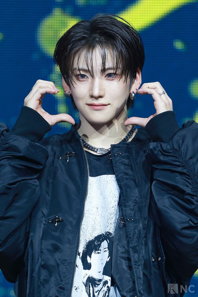 그룹 앤팀(&TEAM) 유마가 28일 오후 2시 서울 용산구 블루스퀘어 SOL트래블홀에서 진행된 한국 데뷔 앨범 ‘백 투 라이프(Back to Life)’ 발매 기념 쇼케이스에서 포즈를 취하고 있다. 사진=김규빈 기자