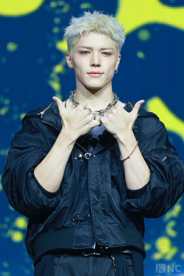 그룹 앤팀(&TEAM) 마키가 28일 오후 2시 서울 용산구 블루스퀘어 SOL트래블홀에서 진행된 한국 데뷔 앨범 ‘백 투 라이프(Back to Life)’ 발매 기념 쇼케이스에서 포즈를 취하고 있다. 사진=김규빈 기자