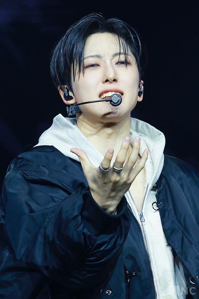 그룹 앤팀(&TEAM) 후마가 28일 오후 2시 서울 용산구 블루스퀘어 SOL트래블홀에서 진행된 한국 데뷔 앨범 ‘백 투 라이프(Back to Life)’ 발매 기념 쇼케이스에서 타이틀곡 무대를 선보이고 있다. 사진=김규빈 기자