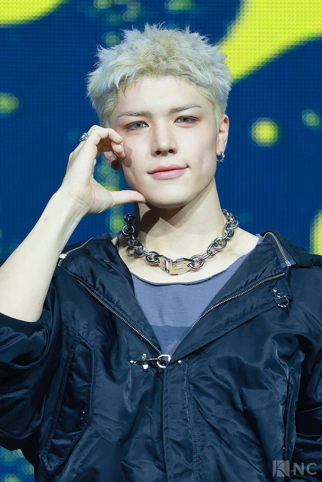 그룹 앤팀(&TEAM) 마키가 28일 오후 2시 서울 용산구 블루스퀘어 SOL트래블홀에서 진행된 한국 데뷔 앨범 ‘백 투 라이프(Back to Life)’ 발매 기념 쇼케이스에서 포즈를 취하고 있다. 사진=김규빈 기자