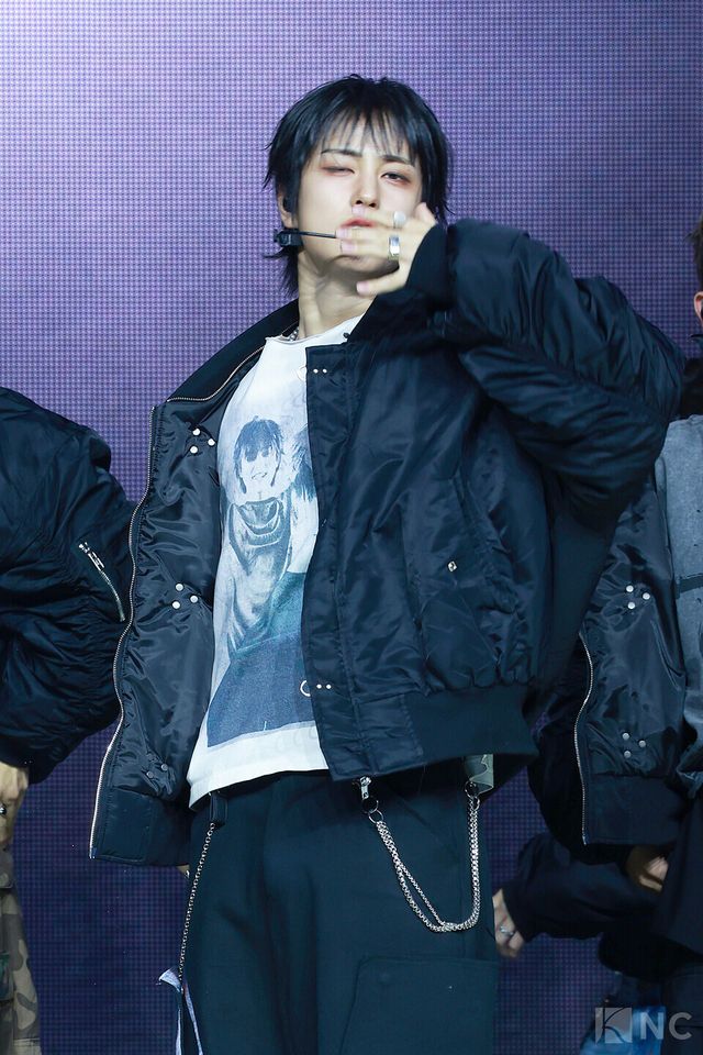 그룹 앤팀(&TEAM) 타키가 28일 오후 2시 서울 용산구 블루스퀘어 SOL트래블홀에서 진행된 한국 데뷔 앨범 ‘백 투 라이프(Back to Life)’ 발매 기념 쇼케이스에서 타이틀곡 무대를 선보이고 있다. 사진=김규빈 기자