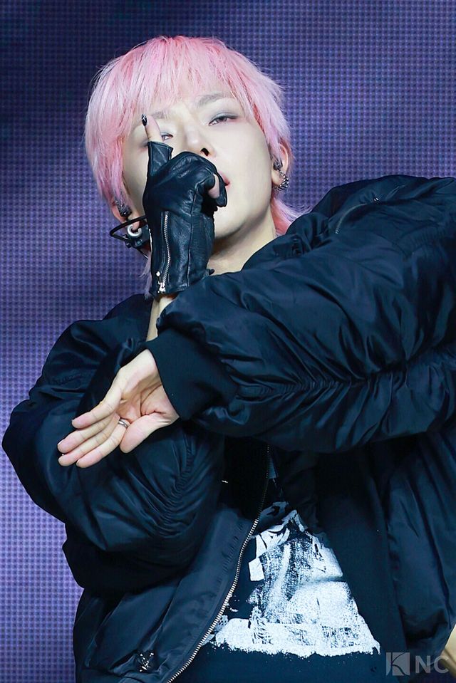 그룹 앤팀(&TEAM) 니콜라스가 28일 오후 2시 서울 용산구 블루스퀘어 SOL트래블홀에서 진행된 한국 데뷔 앨범 ‘백 투 라이프(Back to Life)’ 발매 기념 쇼케이스에서 타이틀곡 무대를 선보이고 있다. 사진=김규빈 기자