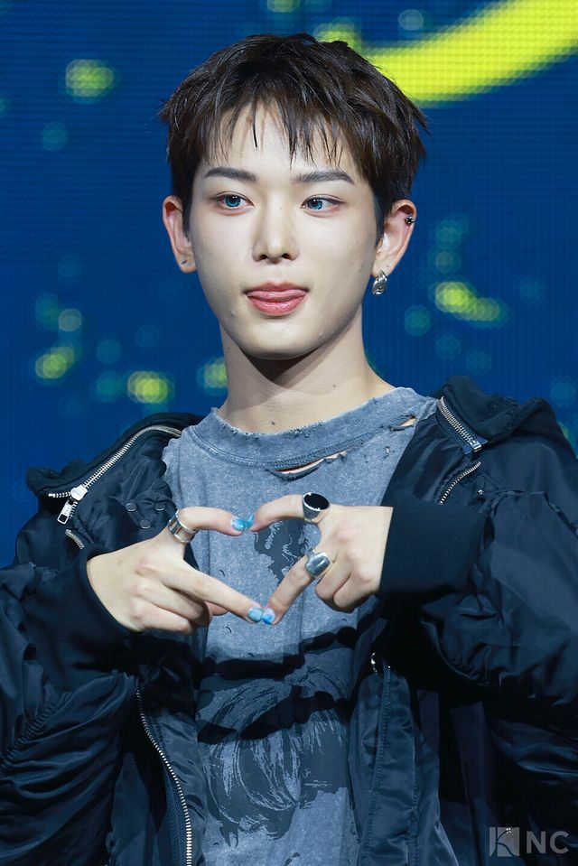 그룹 앤팀(&TEAM) 하루아가 28일 오후 2시 서울 용산구 블루스퀘어 SOL트래블홀에서 진행된 한국 데뷔 앨범 ‘백 투 라이프(Back to Life)’ 발매 기념 쇼케이스에서 포즈를 취하고 있다. 사진=김규빈 기자