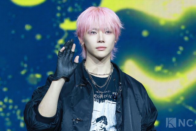 그룹 앤팀(&TEAM) 니콜라스가 28일 오후 2시 서울 용산구 블루스퀘어 SOL트래블홀에서 진행된 한국 데뷔 앨범 ‘백 투 라이프(Back to Life)’ 발매 기념 쇼케이스에서 포즈를 취하고 있다. 사진=김규빈 기자