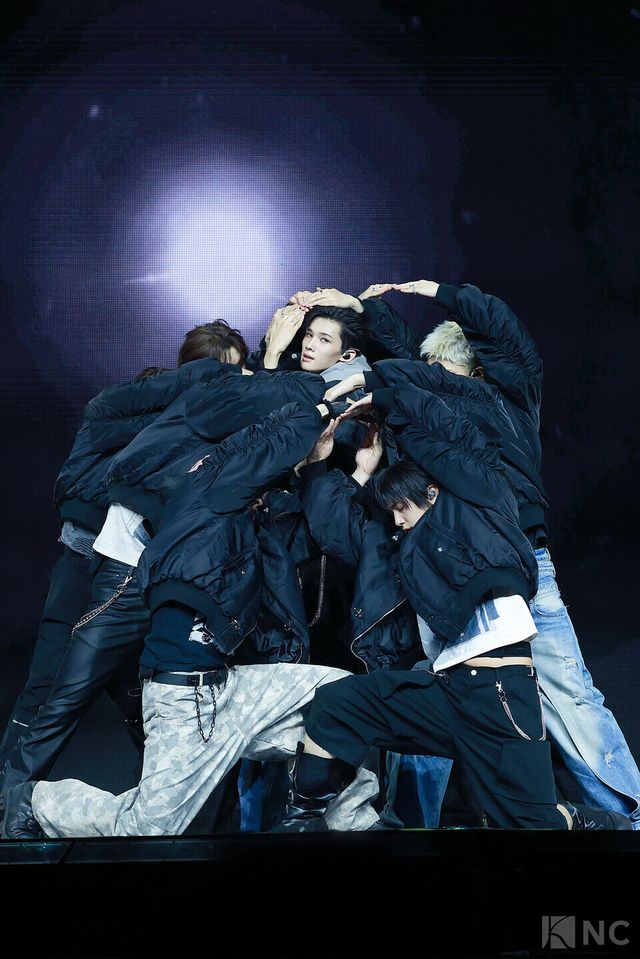 그룹 앤팀(&TEAM)이 28일 오후 2시 서울 용산구 블루스퀘어 SOL트래블홀에서 진행된 한국 데뷔 앨범 ‘백 투 라이프(Back to Life)’ 발매 기념 쇼케이스에서 타이틀곡 무대를 선보이고 있다. 사진=김규빈 기자