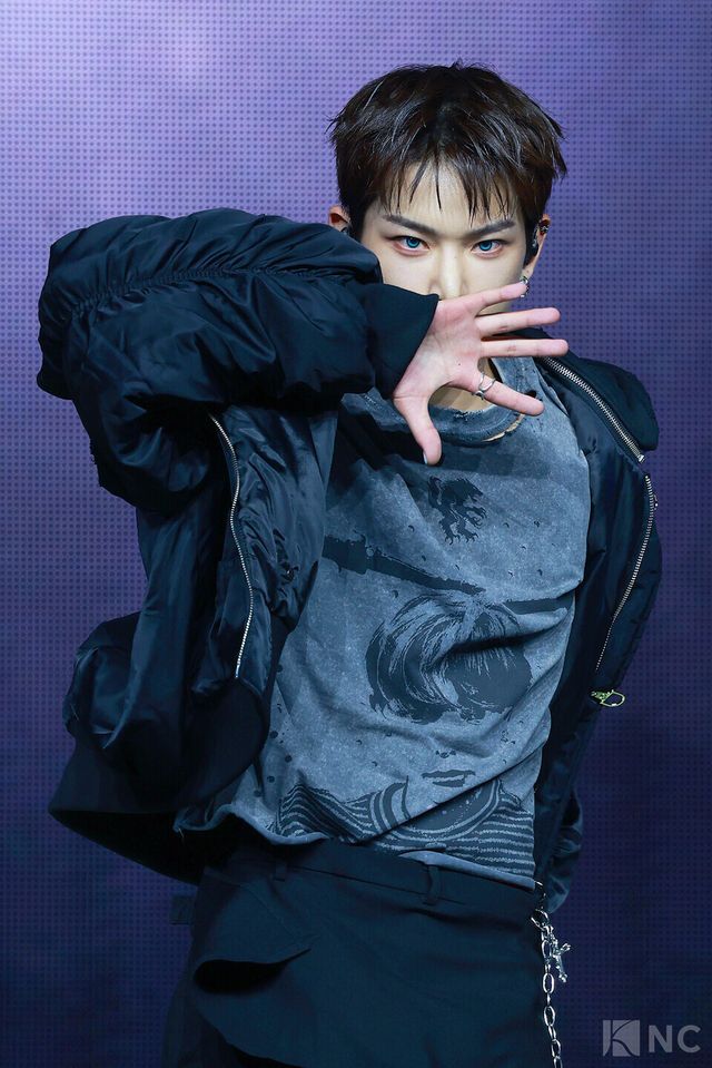 그룹 앤팀(&TEAM) 하루아가 28일 오후 2시 서울 용산구 블루스퀘어 SOL트래블홀에서 진행된 한국 데뷔 앨범 ‘백 투 라이프(Back to Life)’ 발매 기념 쇼케이스에서 타이틀곡 무대를 선보이고 있다. 사진=김규빈 기자