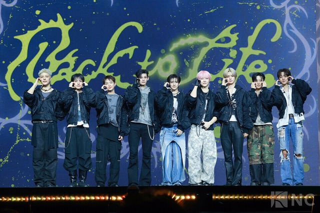 그룹 앤팀(&TEAM)이 28일 오후 2시 서울 용산구 블루스퀘어 SOL트래블홀에서 진행된 한국 데뷔 앨범 ‘백 투 라이프(Back to Life)’ 발매 기념 쇼케이스에서 포즈를 취하고 있다. 사진=김규빈 기자