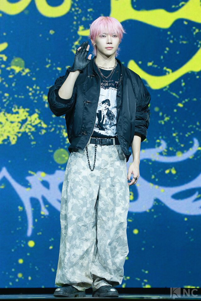 그룹 앤팀(&TEAM) 니콜라스가 28일 오후 2시 서울 용산구 블루스퀘어 SOL트래블홀에서 진행된 한국 데뷔 앨범 ‘백 투 라이프(Back to Life)’ 발매 기념 쇼케이스에서 포즈를 취하고 있다. 사진=김규빈 기자