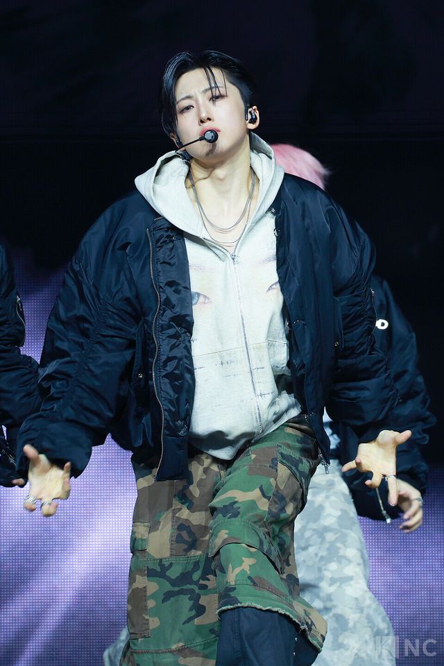 그룹 앤팀(&TEAM) 후마가 28일 오후 2시 서울 용산구 블루스퀘어 SOL트래블홀에서 진행된 한국 데뷔 앨범 ‘백 투 라이프(Back to Life)’ 발매 기념 쇼케이스에서 타이틀곡 무대를 선보이고 있다. 사진=김규빈 기자