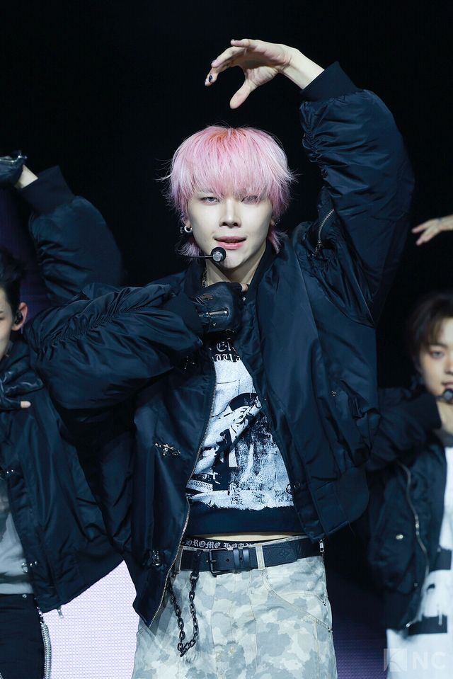 그룹 앤팀(&TEAM) 니콜라스가 28일 오후 2시 서울 용산구 블루스퀘어 SOL트래블홀에서 진행된 한국 데뷔 앨범 ‘백 투 라이프(Back to Life)’ 발매 기념 쇼케이스에서 타이틀곡 무대를 선보이고 있다. 사진=김규빈 기자