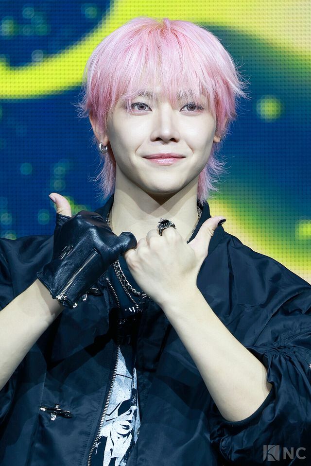 그룹 앤팀(&TEAM) 니콜라스가 28일 오후 2시 서울 용산구 블루스퀘어 SOL트래블홀에서 진행된 한국 데뷔 앨범 ‘백 투 라이프(Back to Life)’ 발매 기념 쇼케이스에서 포즈를 취하고 있다. 사진=김규빈 기자