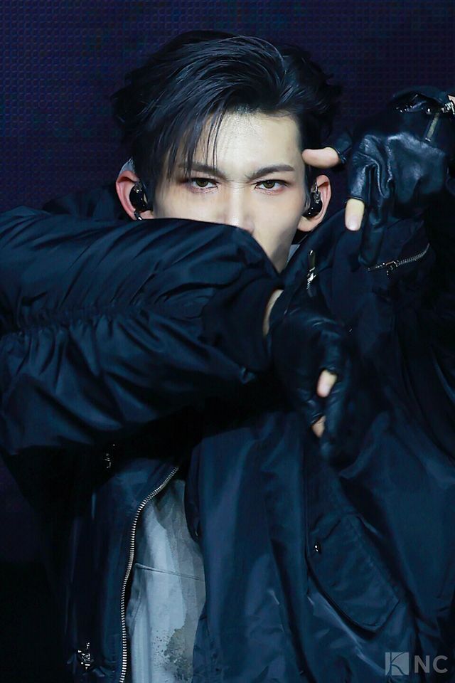 그룹 앤팀(&TEAM) 조가 28일 오후 2시 서울 용산구 블루스퀘어 SOL트래블홀에서 진행된 한국 데뷔 앨범 ‘백 투 라이프(Back to Life)’ 발매 기념 쇼케이스에서 타이틀곡 무대를 선보이고 있다. 사진=김규빈 기자