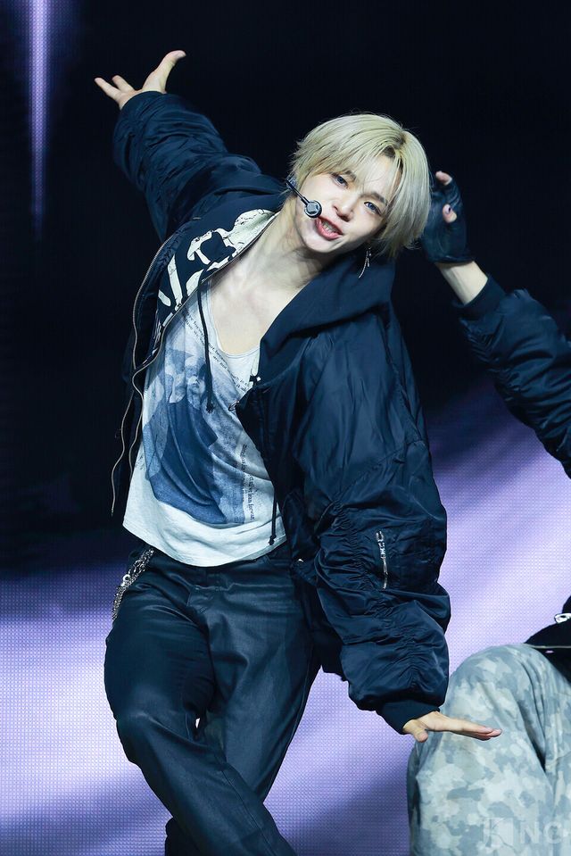 그룹 앤팀(&TEAM) 케이가 28일 오후 2시 서울 용산구 블루스퀘어 SOL트래블홀에서 진행된 한국 데뷔 앨범 ‘백 투 라이프(Back to Life)’ 발매 기념 쇼케이스에서 타이틀곡 무대를 선보이고 있다. 사진=김규빈 기자