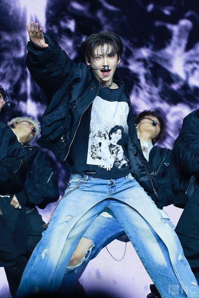 그룹 앤팀(&TEAM) 유마가 28일 오후 2시 서울 용산구 블루스퀘어 SOL트래블홀에서 진행된 한국 데뷔 앨범 ‘백 투 라이프(Back to Life)’ 발매 기념 쇼케이스에서 타이틀곡 무대를 선보이고 있다. 사진=김규빈 기자