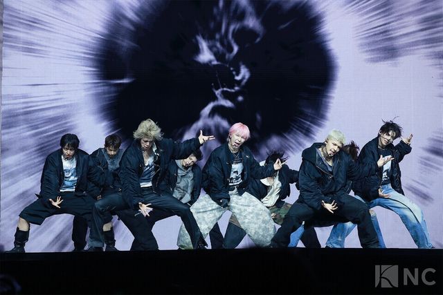 그룹 앤팀(&TEAM)이 28일 오후 2시 서울 용산구 블루스퀘어 SOL트래블홀에서 진행된 한국 데뷔 앨범 ‘백 투 라이프(Back to Life)’ 발매 기념 쇼케이스에서 타이틀곡 무대를 선보이고 있다. 사진=김규빈 기자