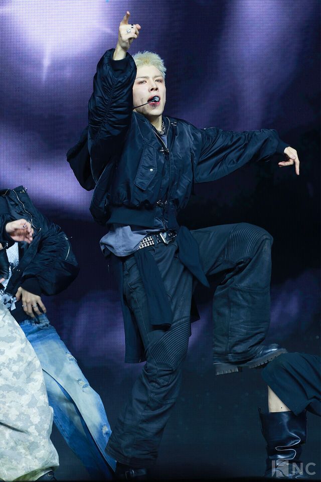 그룹 앤팀(&TEAM) 마키가 28일 오후 2시 서울 용산구 블루스퀘어 SOL트래블홀에서 진행된 한국 데뷔 앨범 ‘백 투 라이프(Back to Life)’ 발매 기념 쇼케이스에서 타이틀곡 무대를 선보이고 있다. 사진=김규빈 기자[NC포토]