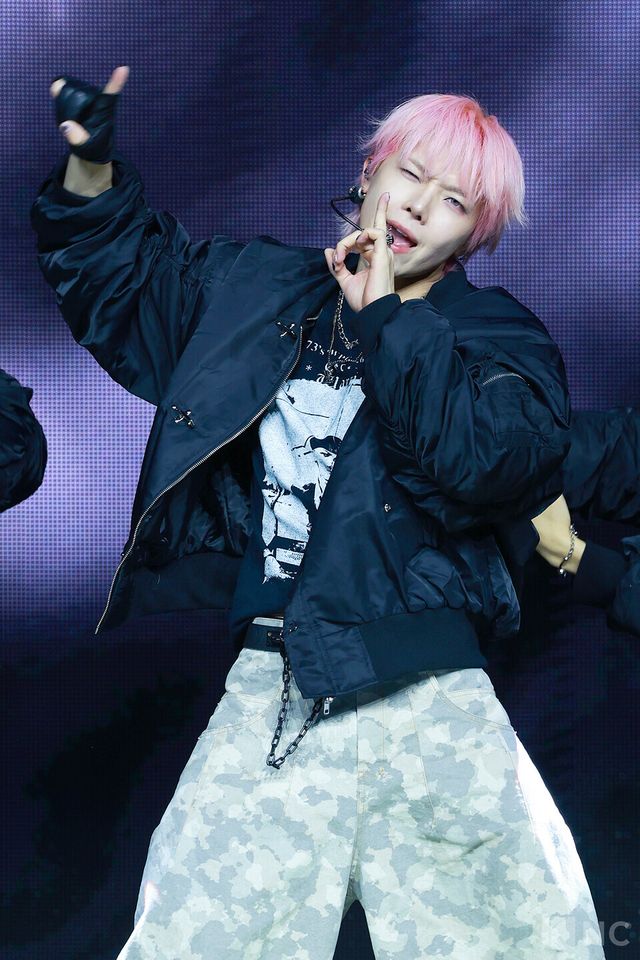 그룹 앤팀(&TEAM) 니콜라스가 28일 오후 2시 서울 용산구 블루스퀘어 SOL트래블홀에서 진행된 한국 데뷔 앨범 ‘백 투 라이프(Back to Life)’ 발매 기념 쇼케이스에서 타이틀곡 무대를 선보이고 있다. 사진=김규빈 기자