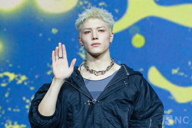 그룹 앤팀(&TEAM) 마키가 28일 오후 2시 서울 용산구 블루스퀘어 SOL트래블홀에서 진행된 한국 데뷔 앨범 ‘백 투 라이프(Back to Life)’ 발매 기념 쇼케이스에서 포즈를 취하고 있다. 사진=김규빈 기자