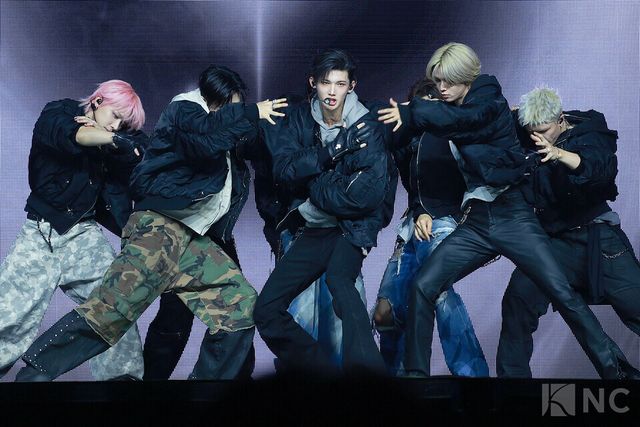 그룹 앤팀(&TEAM)이 28일 오후 2시 서울 용산구 블루스퀘어 SOL트래블홀에서 진행된 한국 데뷔 앨범 ‘백 투 라이프(Back to Life)’ 발매 기념 쇼케이스에서 타이틀곡 무대를 선보이고 있다. 사진=김규빈 기자