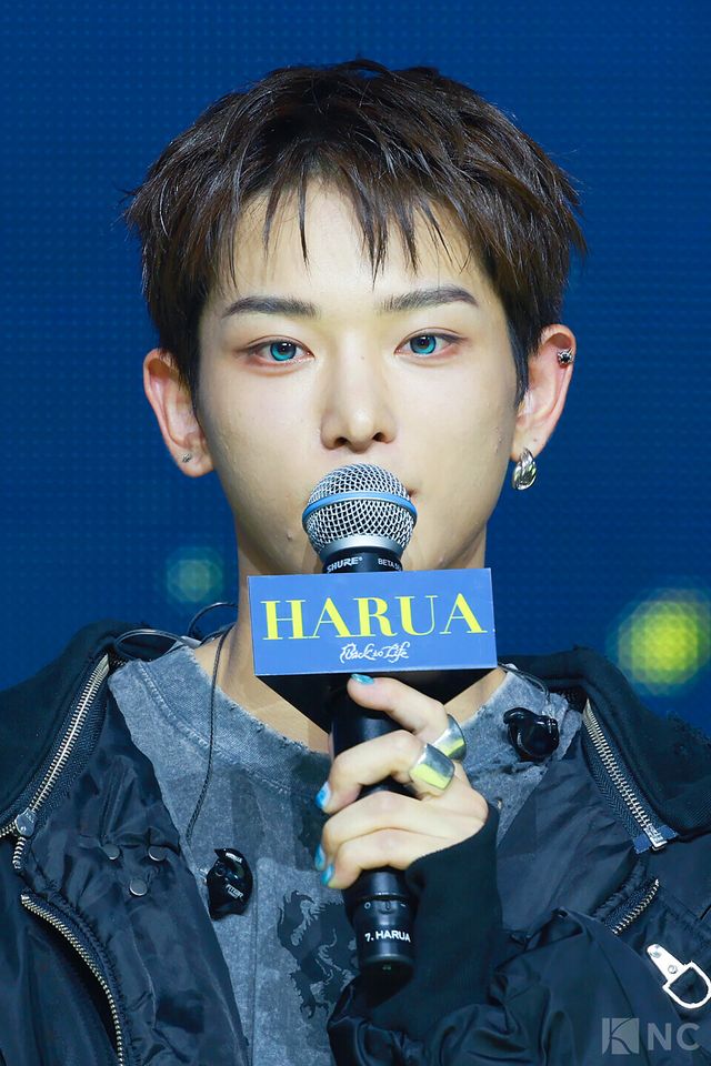 그룹 앤팀(&TEAM) 하루아가 28일 오후 2시 서울 용산구 블루스퀘어 SOL트래블홀에서 진행된 한국 데뷔 앨범 ‘백 투 라이프(Back to Life)’ 발매 기념 쇼케이스에서 소감을 말하고 있다. 사진=김규빈 기자